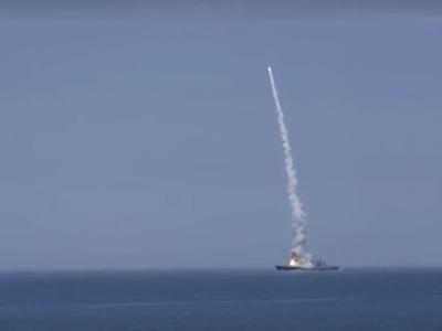 Ameriške rakete zadele iranski tanker v bližini otoka, ki ga želi Trump #vŽivo