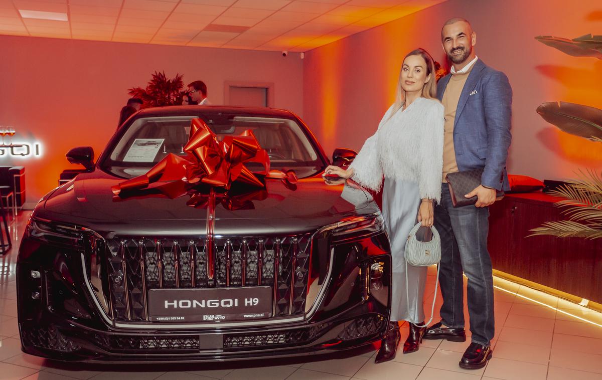 Hongqi Slovenija | Katarina Benček in Marko Pavlovič ob kitajskem športnem terencu | Foto Plan-net Avto
