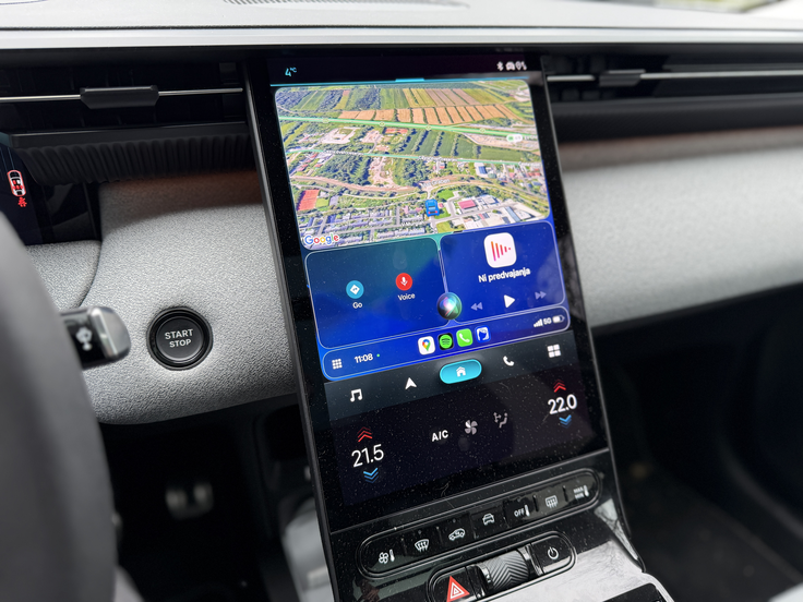 Pregleden zaslon z vmesnikom, ki podpira sistema CarPlay in Android Auto. Pod zaslonom je nekaj na dotik občutljivih stikal, tudi uporaben vrtljiv gumb za glasnost ozvočenja. | Foto: Gregor Pavšič