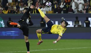 Ronaldo navdušil s škarjicami, navijači so se držali za glavo