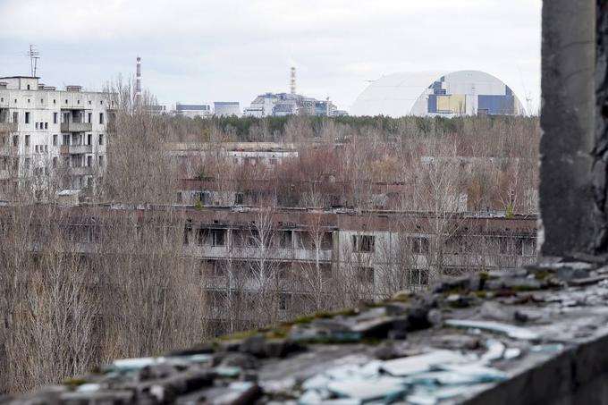 Takole je danes videti zapuščeni Pripjat, ki se je po Černobilu spremenil v mesto duhov. V ozadju černobilska jedrska elektrarna. | Foto: Reuters