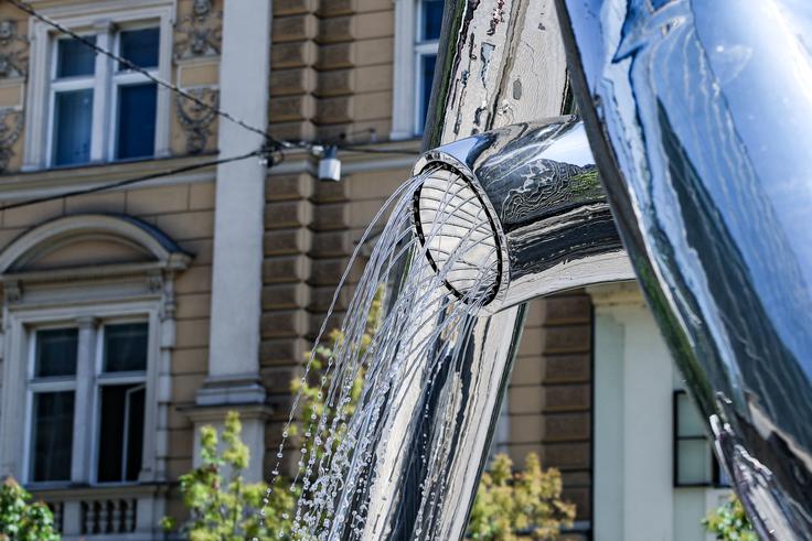 Skulptura naj bi s svojo obliko in doživljanjem vode neposredno nagovarjala javnost, da je pitna voda vir življenja in zagotovilo njegove prihodnosti.  | Foto: Ana Kovač