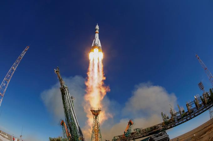 Izstrelitev rakete Sojuz 16. novembra je imela dva cilja: preizkus, ali vse deluje tako, kot je treba, in dostavo novih zalog hrane in goriva prav na Mednarodno vesoljsko postajo. Sojuz je v vesolje namreč odnesel kapsulo Progress MS-10, ki se je z ruskim modulom Zvezda na Mednarodni vesoljski postaji združila 18. novembra. Naslednji polet Sojuza s človeško posadko je napovedan za 3. december. | Foto: Reuters