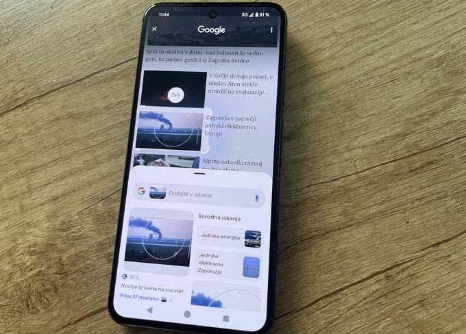 Funkcija obkroži in išči je bila do zdaj že na voljo uporabnikom Samsungove prestižne linije Galaxy S24 ter Googlovih pametnih telefonov Pixel 8 in Pixel 8 Pro. Na fotografiji pametni telefon Google Pixel 8.  | Foto: Matic Tomšič