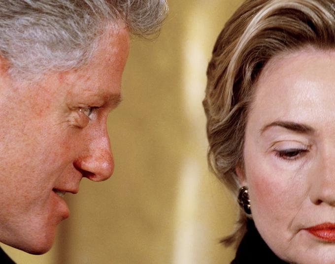 Bill Clinton je po aferi Lewinsky leta 1999 preživel poskus odstavitve, saj republikanci v senatu niso zbrali potrebne večini. Na fotografiji z ženo Hillary Clinton. | Foto: Reuters