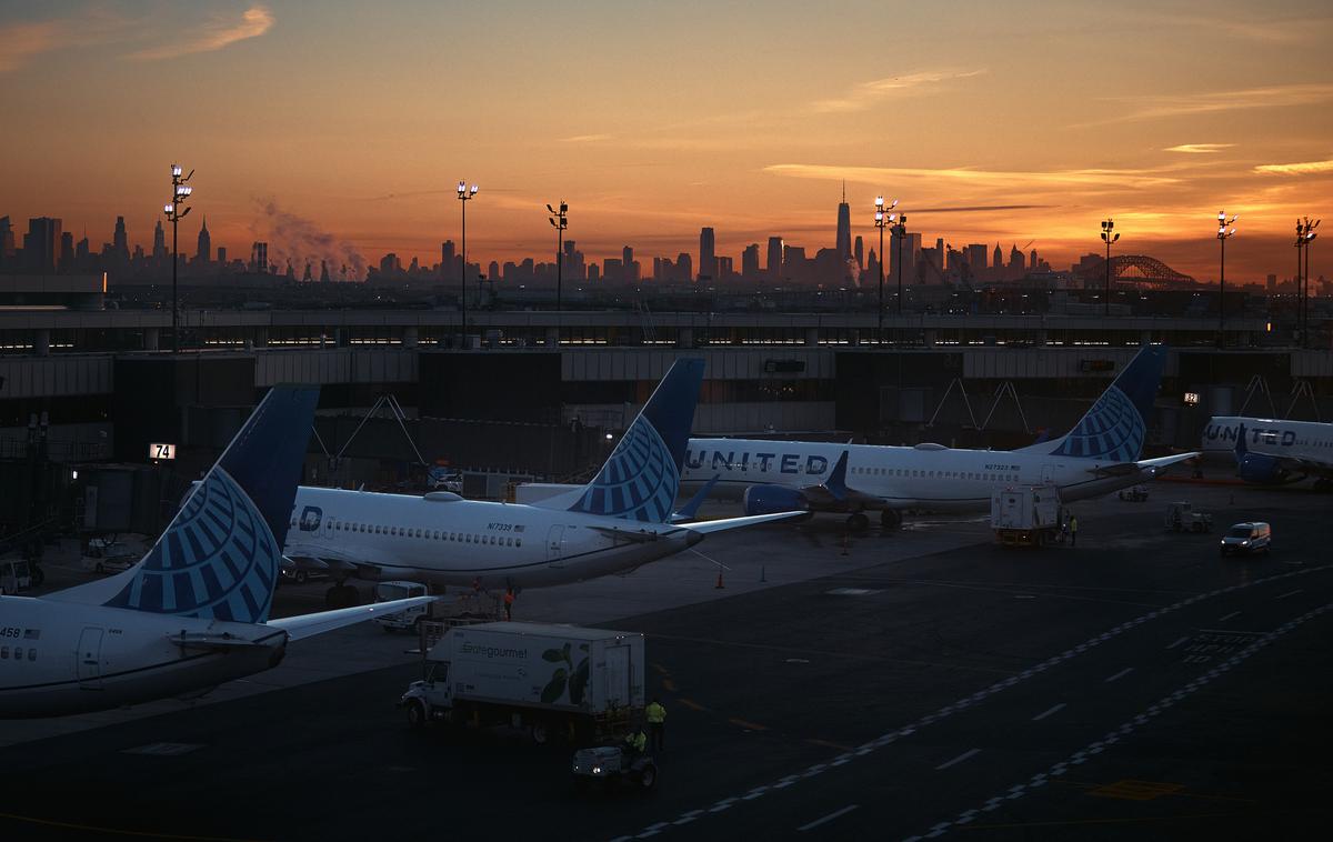 letališče Newark Liberty | Ameriška uprava za varnost v zračnem prometu (FAA), ki je ugotovila, da ne more zagotoviti varnosti ob polni obremenitvi prometa, je zato ukazala postopno zmanjševanje števila letov na 40 največjih letališčih v ZDA. Prihodnji petek naj bi tako delež odpovedanih letov znašal že deset odstotkov.  | Foto Guliverimage