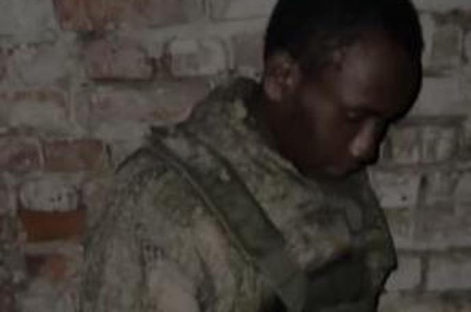 Rusi, Afričani, vojska, plačanci | Na več videoposnetkih se domnevno pojavijo ruski vojaki, ki izkoriščajo afriške plačance.  | Foto X/@sternenko