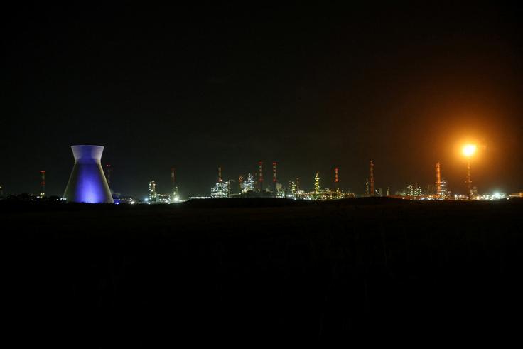 Med napadi so v nekaterih obratih izbruhnili požari. | Foto: Reuters