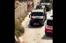 Grozljivo: Izraelci ranjenega Palestinca vozili privezanega na vozilu #video