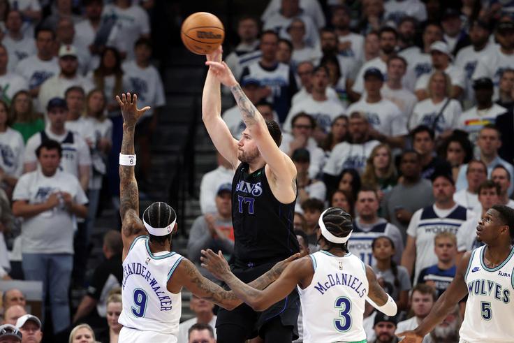 Dončić je zadel pet trojk iz 13 poskusov. | Foto: Reuters
