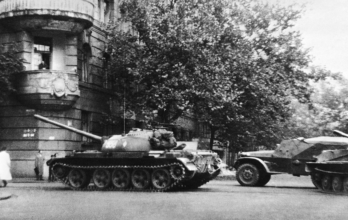 Sovjetski tanki v Budimpešti leta 1956 | Sovjetski tanki in oklepniki na ulicah Budimpešte leta 1956 | Foto Guliverimage