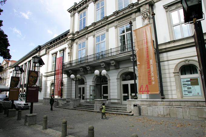 SNG Maribor je največji javni kulturni zavod v naši državi. Je edina gledališka hiša v Sloveniji in med redkimi v Evropi, ki pod svojo streho združuje dramski, glasbeni in plesni gledališki izraz. V gledališki hiši je več kot 300 stalno in okrog 150 honorarno zaposlenih ljudi. Gledališče je v Mariboru zaživelo leta 1785. | Foto: 