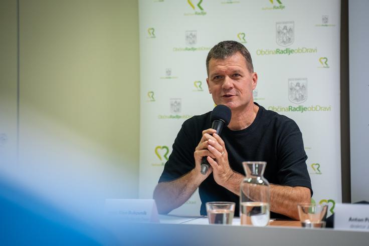 Župan Občine Radlje ob Dravi Alan Bukovnik. "V Radljah ob Dravi smo pripravljeni na prihodnost. Znamo združiti zakonodajne obveznosti, digitalne tehnologije in zelene vire energije v nekaj, kar ljudem olajša vsakdan in jim vrača občutek pripadnosti.  | Foto: Mitja Verdnik, Video Verdnik