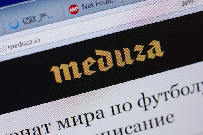 meduza, medij | Rusko ministrstvo za pravosodje je Meduzo leta 2021 razglasilo za tujega agenta, rusko državno tožilstvo pa leta 2023 za nezaželeno organizacijo. Ruski medijski regulator Roskomnadzor dostop do spletnih strani Meduze za uporabnike spleta v Rusiji blokira od začetka vojne v Ukrajini. | Foto Shutterstock