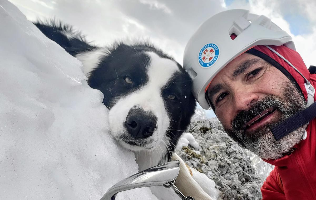 Matjaž Šerkezi | Reševalna akcija s srečnim koncem! Gorski reševalec Matjaž Šerkezi je izpod poledenele Brane rešil mejnega ovčarja Jimmyja.  | Foto Matjaž Šerkezi