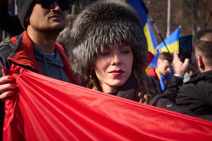 Romunka | Romunija je že od novembra 2024 v politično nemirnih vodah. Na takratnih predsedniških volitvah je v prvem krogu presenetljivo zmagal proputinovski romunski nacionalist Calin Georgescu. Zaradi domnevnega vpletanja Rusije v volitve je romunsko ustavno sodišče razveljavilo prvi krog. Maja 2025 so bile ponovljene volitve, na katerih je proevropski liberalec Nicusor Dan premagal nacionalista Georgea Simiona. Na fotografiji iz februarja 2025: podporniki Georgescuja protestirajo proti razveljavitvi predsedniških volitev. | Foto Guliverimage