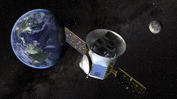 TESS (Transiting Exoplanet Survey Satellite) deluje od aprila 2018, podatke pa bo pošiljal do konca svoje življenjske dobe leta 2022. | Foto: Reuters