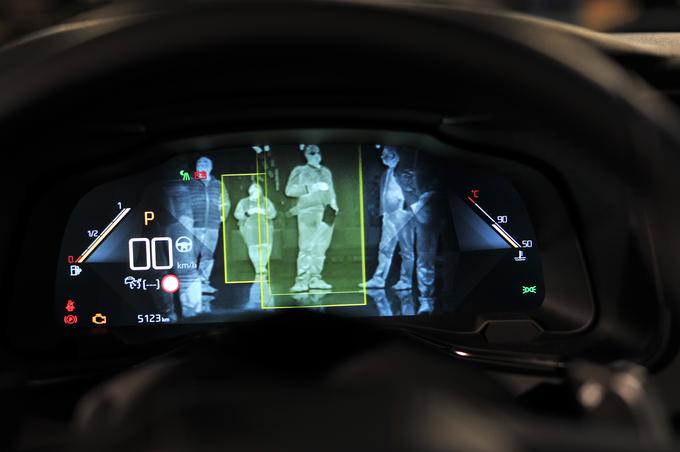 Na velikih digitalnih merilnikih tudi prikaz tehnologije nočnega vida. | Foto: Gregor Pavšič