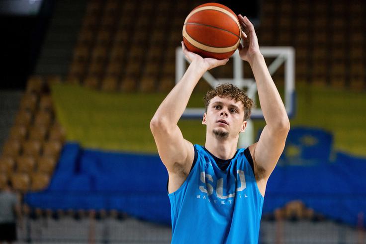 Aljaž Kunc je podpisal prvo profesionalno pogodbo. | Foto: Vid Ponikvar/Sportida