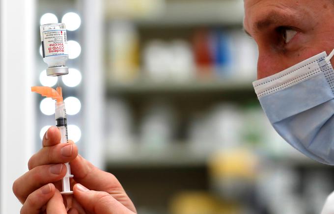 Proizvajalci cepiv proti novemu koronavirusu zagotavljajo, da bo do poletja na voljo dovolj cepiva za cepljenje vseh prebivalcev ZDA. | Foto: Reuters