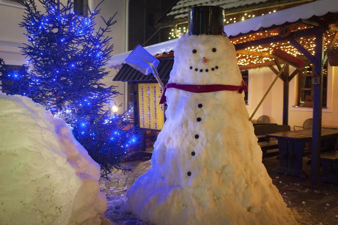 Snega je v Kranjski Gori dovolj za smučanje in ogromne snežake. | Foto: 