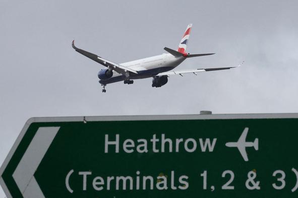 Zaradi požara na transformatorski postaji zaprto londonsko letališče Heathrow #video