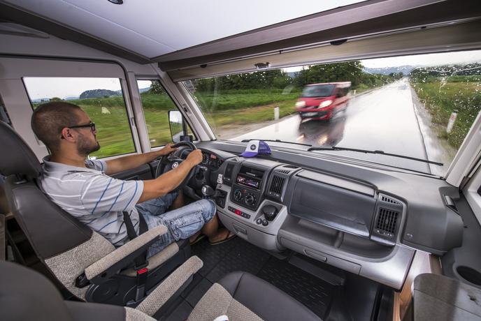 Pomoč pri izbiri počitniškega vozila: avtodom vs. prikolica