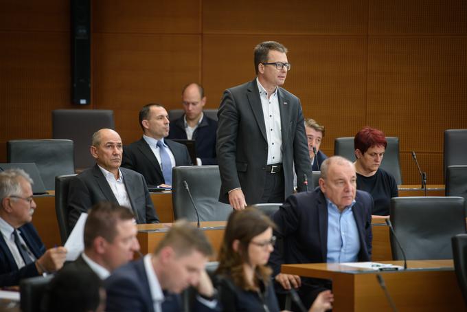 Poslanec SDS Zvonko Černač ni bil zadovoljen s Šarčevim odgovorom, zato je predlagal razpravo o odgovoru na naslednji seji. | Foto: STA ,