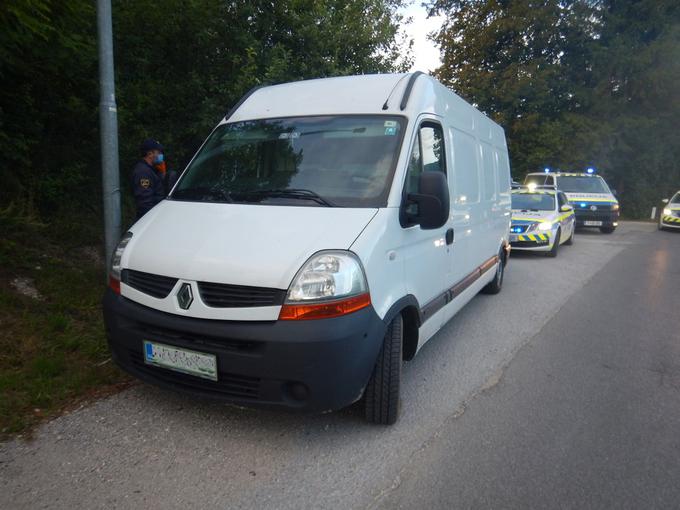 V tem vozilu sta dva sprovajalca prevažala kar 42 migrantov. Policisti so jih odkrili na območju Policijske postaje Cerknica. | Foto: Policija