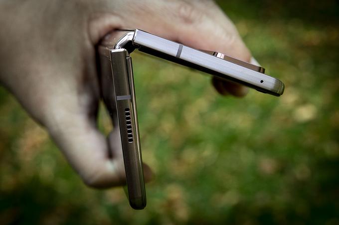 Tečaji so veliko bolj trpežni kot na prvem Samsungovem pregibnem telefonu. | Foto: Ana Kovač