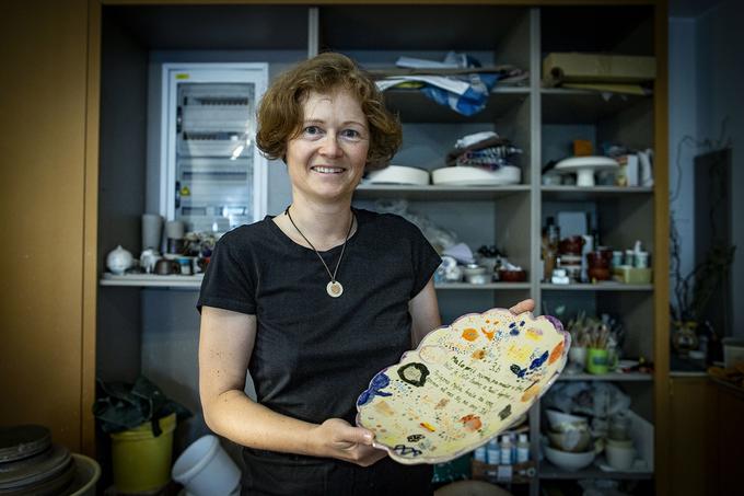 Barbara v Baznem taboru skrbi za delavnice oblikovanja keramike. | Foto: Ana Kovač