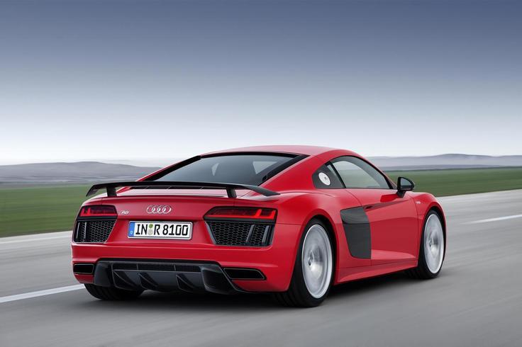 Pri zdaj že znamenitem Audijevem prostorskem okviru audi space frame (ASF), ki so ga v serijskem avtomobilu prvič predstavili leta 1993 (A8), so ubrali novo smer razvoja. Do zdaj povsem aluminijasti okvir je v novem R8 sestavljen iz dveh materialov, iz aluminija oziroma njegovih zlitin in iz z ogljikovimi vlakni ojačane plastike (CFRP). Ta lahek, a izjemno čvrst in kakovosten karoserijski gradnik, karbon, kot mu rečemo po domače, je material za stebriček B, sredinski tunel in zadnjo steno.

Večji del pa je še vedno aluminijast. Sprednji del, strešni okvir ter zadnji del tvorijo okvir, izdelan iz vozlišč iz ulitega aluminija in aluminijastih profilov. Na nekaterih mestih so pri tem uporabili nove aluminijaste zlitine, vse skupaj oziroma vsak del pa sledi osnovnemu vodilu, da mora biti natančno za mesto, kjer stoji, in za nalogo (naloge), ki jo mora opravljati. Tako zgrajen okvir je tokrat za okoli 15 odstotkov lažji kot pri prejšnji generaciji R8 in za kakih 40 odstotkov bolj vzvojno tog. | Foto: 