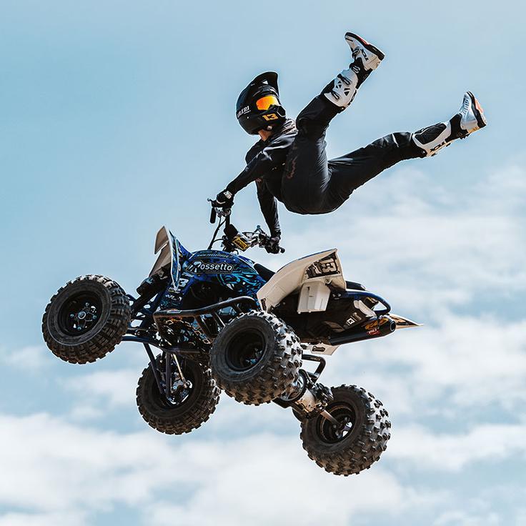 Aleš Rozman je pravi umetnik v zraku, eden od štirih, ki v Evropi akrobatsko skačejo s štirikolesnikom, čemur v žargonu pravijo quad freestyle.  | Foto: 