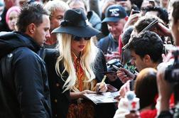 VIDEO: S stražarji Lady Gaga ni šale