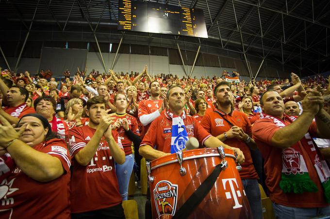 Navijači Veszprema niso bili najbolj zadovoljni z rezultati pod vodstvom Vranješa. | Foto: Žiga Zupan/Sportida