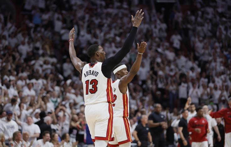 Bam Adebayo in Jimmy Butler proslavljata zelo pomembno zmago Miamija, s katero so si Heat zagotovili kar štiri zaključne žogice za preboj v veliki finale. | Foto: Reuters