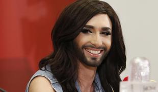 Do košate brade, kot jo ima Conchita, tudi z operacijo (video)