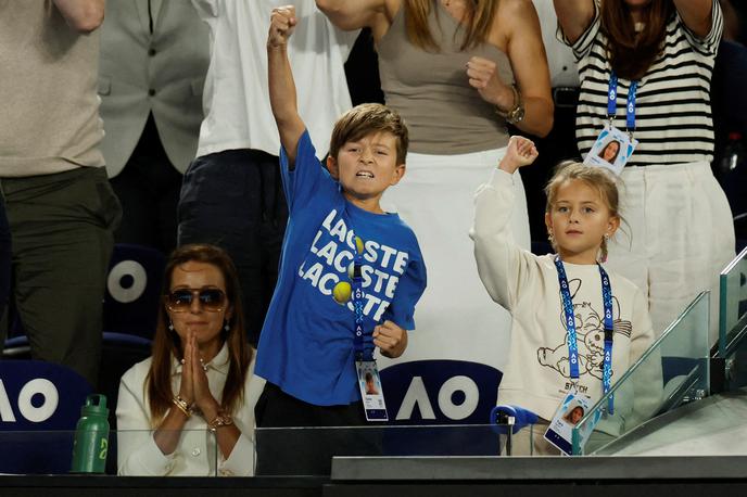 Jelena Đoković, Stefan, Tara | Stefan in Tara, otroka Novaka Đokovića, sta vztrajala do konca dvoboja. To je Beograjčana v šali nekoliko zaskrbelo. | Foto Reuters