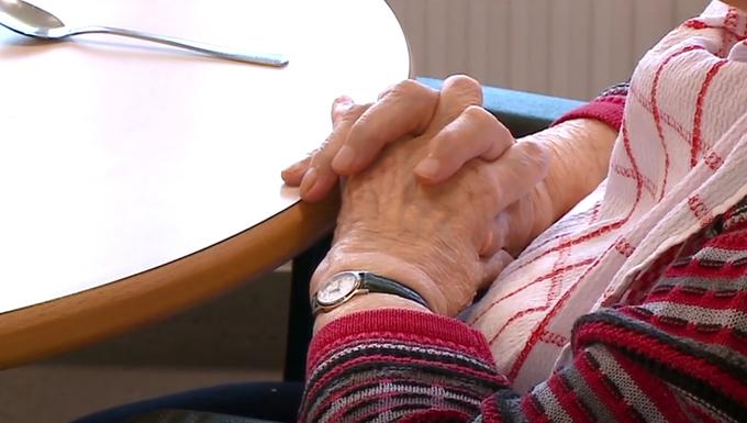 Najpomembneje za ljudi z demenco je to, da jih skozi dan zaposlijo z aktivnostmi. | Foto: Planet TV