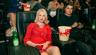 Urško Klakočar Zupančič in Bora Zuljana ujeli v kinu #foto