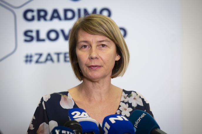 Izjava članov straqnke SDS ob referendumu o vladi, RTVju in oskrbi. Branko Grims, Alenka Jeraj, Zvonko Černač. | Poslanka SDS Alenka Jeraj je dejala, da sedaj od vlade pričakujejo, da uredi, kar je potrebno, torej paliativno oskrbo za vse. | Foto Bojan Puhek