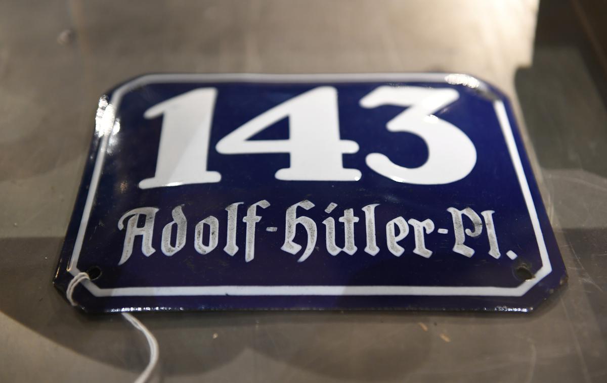 Hitler muzej predmeti | Pobude za spremembe zakonodaje so se pojavile po neprijavljenem javnem shodu zamaskiranih pripadnikov samooklicane Slovenske obrambne straže, ki je v središču Ljubljane potekal 7. junija in ki se ga je po podatkih Policijske uprave Ljubljana udeležilo 70 oseb. | Foto Reuters