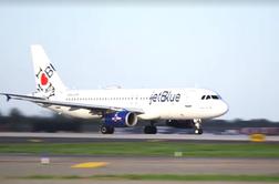 Letalo nenadoma izgubilo pet tisoč metrov višine, poškodovanih vsaj 20 potnikov #video