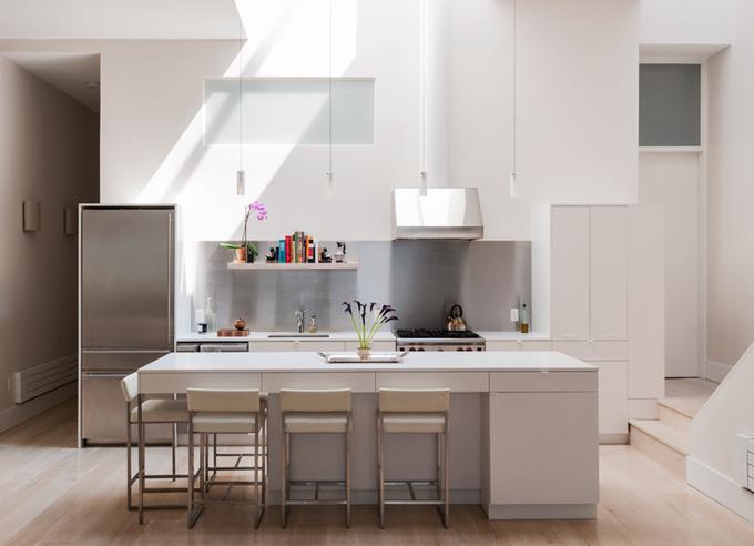 Sodobno družinsko stanovanje v beli barvi, ki veliko pozornosti posvečena tudi dotoku naravne svetlobe (foto: http://www.tbddesignstudio.com). | Foto: 