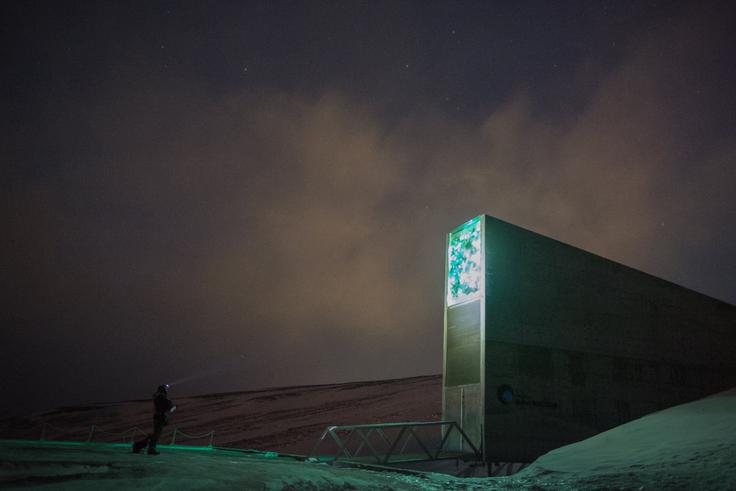 Svetovna semenska banka (Global Seed Vault) na norveškem otočju Svalbard ima samo eno poslanstvo: biti zadnja genetska varovalka v primeru izumrtja za človeka in naravo najpomembnejših rastlinskih vrst. To bi lahko povzročilo več dejavnikov, na primer globalni vojaški (jedrski) spopad, trk Zemlje z asteroidom ali večjim meteoritom, izbruh supervulkana, nepredvideni koraki v evoluciji rastlin ... | Foto: Thomas Hilmes/Wikimedia Commons