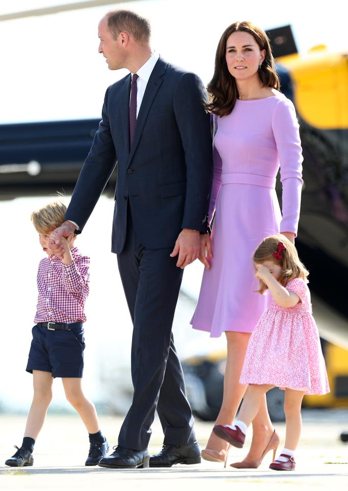 Risbice so objavili na profilu na Twitterju, ki je sicer namenjen princu Williamu in njegovi ženi Kate, ki sta na fotografiji slikana s svojima najstarejšima otrokoma − princem Georgeem in princeso Charlotte. | Foto: Reuters