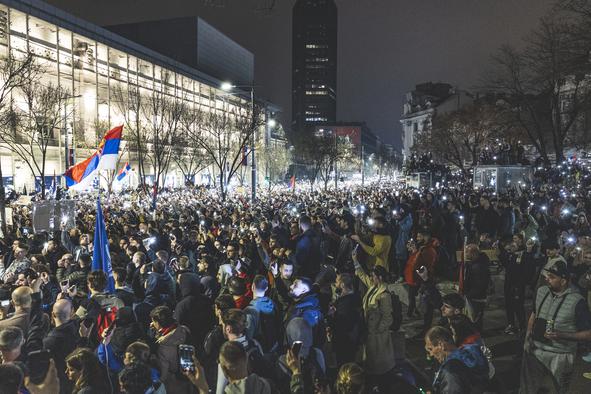 Srbski študenti zaradi nezadovoljstva s poročanjem blokirali poslopji javne radiotelevizije