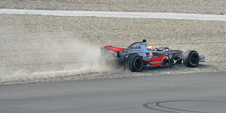 Z McLarnom bi bil lahko Lewis Hamilton prvak že v svoji prvi sezoni formule 1. A je lovoriko podaril Kimiju Räikkönenu. | Foto: Guliverimage