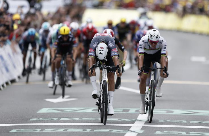 Mathieu van der Poel je bil v cilju močnejši od Pogačarja, ki je pokazal močne noge. | Foto: Reuters