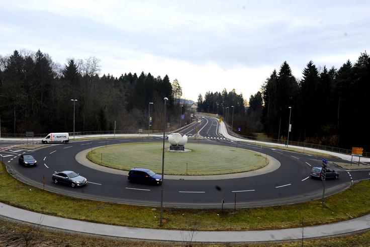 Vozila, ki prihajajo z avtoceste in iz smeri Mirne Peči, se vključujejo v krožni promet z dveh prometnih pasov, iz središča Novega mesta pa z enega pasu. Enako velja tudi za izvoze iz krožišča. | Foto: Jure Gregorčič